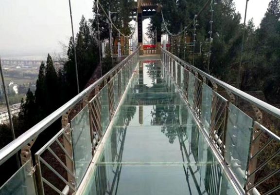 景区玻璃吊桥