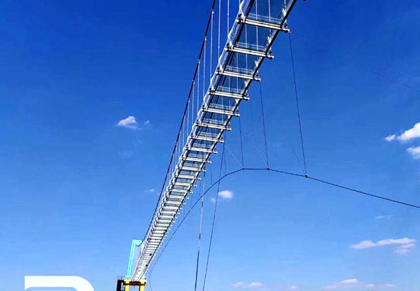 空中玻璃吊桥
