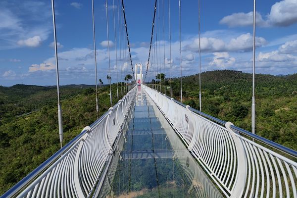 悬空玻璃吊桥