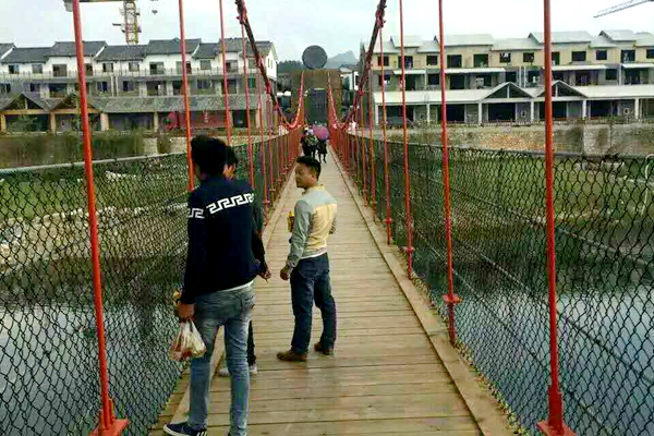 景区木头吊桥